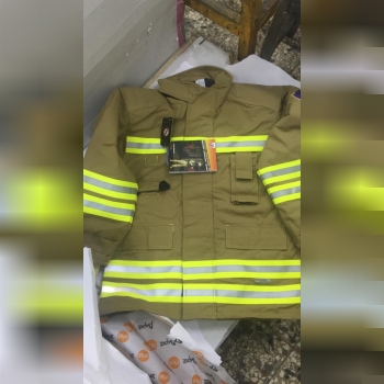 تعدادی لباس آتشنشانی خارجی زیر قیمت