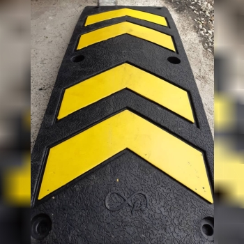 سرعت گیر لاستیکی جهت نما ۹۰*۳۳ Sp