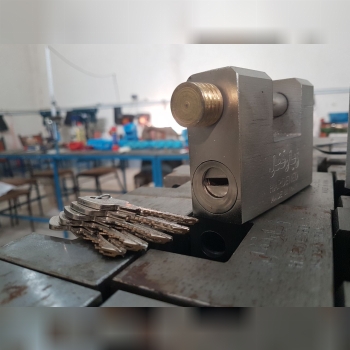 قفل کتابی سایز ۹۵×۷۰×۳۰بدنه آهنی 