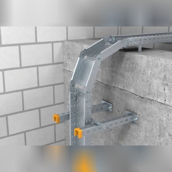 در طی نصب سینی ها در سر پیچ سینی با