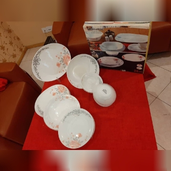 تعدادی ظروف چینی و ست قاشق به قیمت 