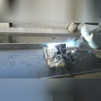 استفاده از دستگاه تراکتور جوش CO2اتوماتیک با چرخ های مگنتی جهت جوشکاری با تورچ CO2در کارگاه های ساخت
