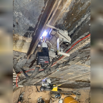 جوش همزمان 2 دستگاه تراکتور جوشکاری اتوماتیک با چرخ های مگنتی از برند . KOIKE ورق فلزی با ضخامت 60-م