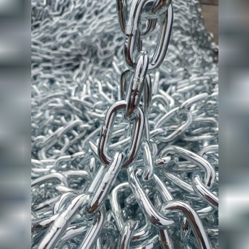 زنجیر گالوانیزه جوشی یا زنجیرهای زینک شده که به زن
