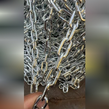 زنجیر گالوانیزه جوشی یا زنجیرهای زینک شده که به زن