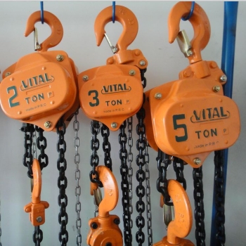 جرثقیل دستی یک سازه کاملا مکانیکی می باشد که با بکار بردن یک نسبت فیزیکی که دو نقطه از چرخدنده ها با