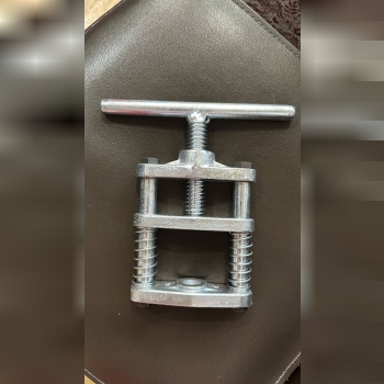 پشت بند مانومتر چدنی