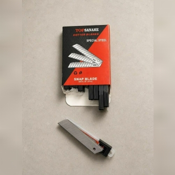 تیغ کاتر و موکت بر طرح درجه یک